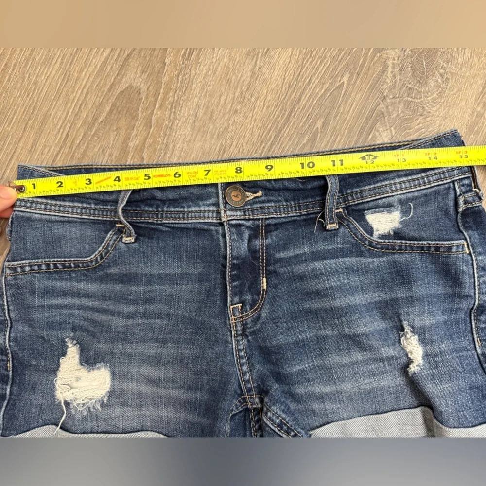 Hollister Low-Rise Midi Distressed Denim Shorts Size 5/27 - Picture 6 of 9